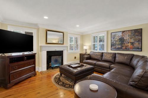 Historic Downtown Savannah House | Bird Baldwin Magnolia Suite
