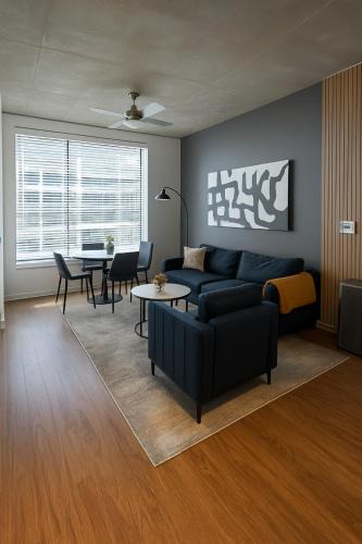 Birmingham Apartment | Birmingham Stay 2BR with Rooftop Amenities