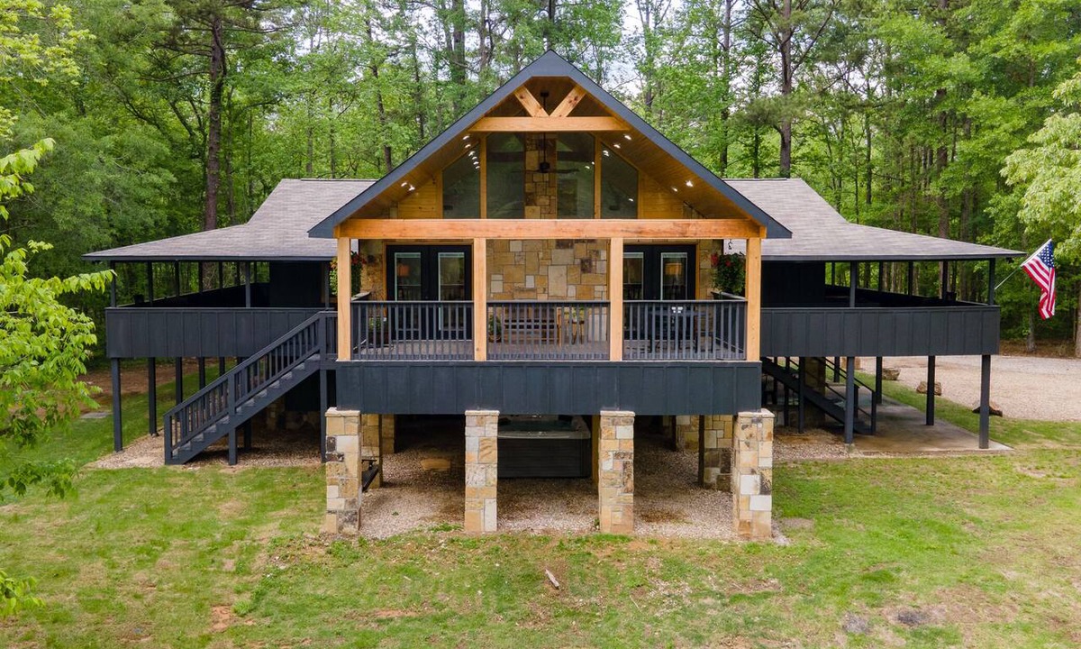 Royal House | Black Bear Lodge 🐻 5 Private Acres + Hot Tub + Fishing + Games