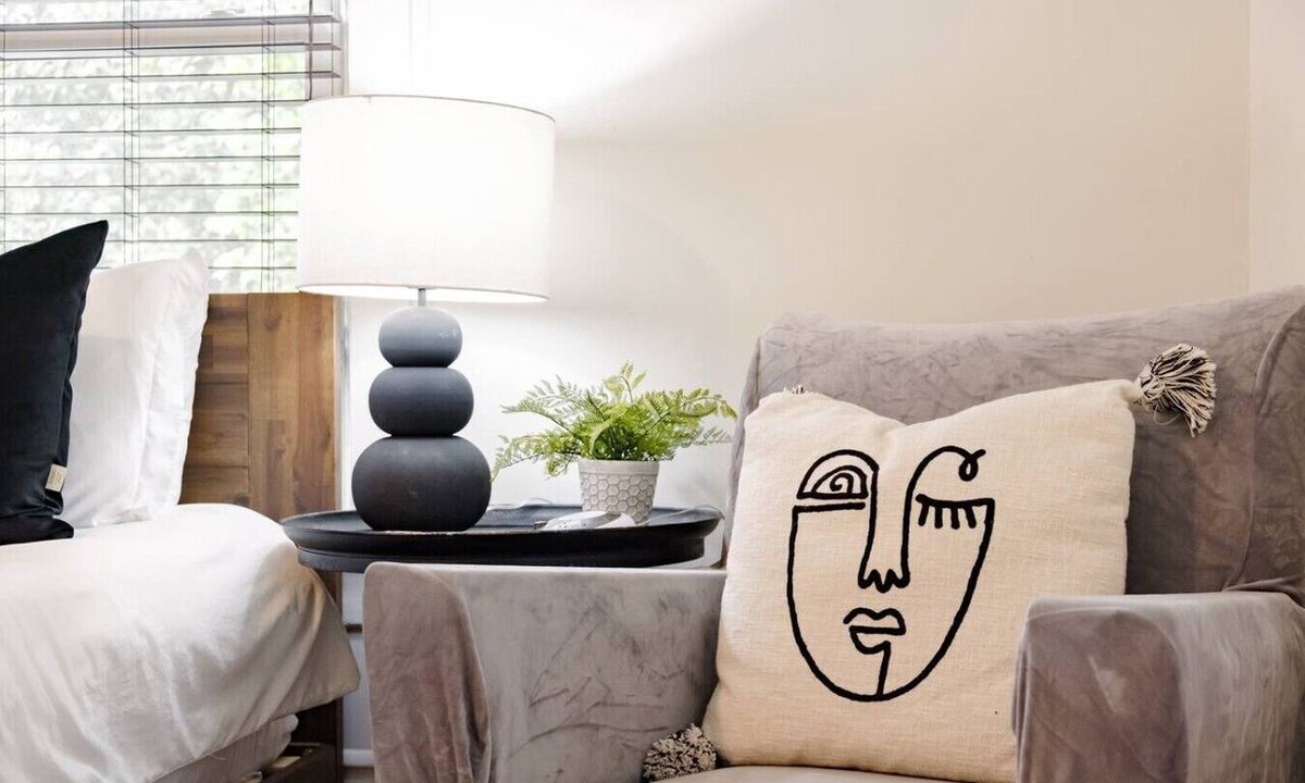 Birmingham Apartment | Black Velvet Suite in Highland Park, King Bed, Walkable to Rojo and More!