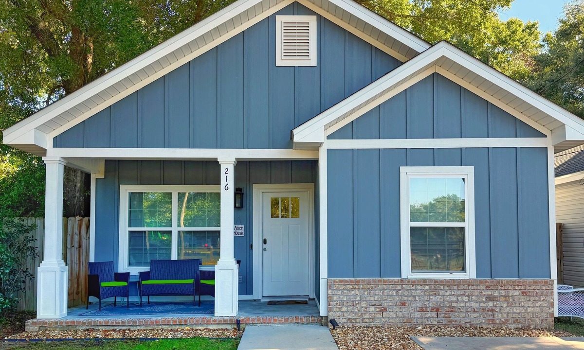 South Pensacola Cottage | Blue Angels Views from the Porch! Modern Downtown Home where Dogs are Welcome!