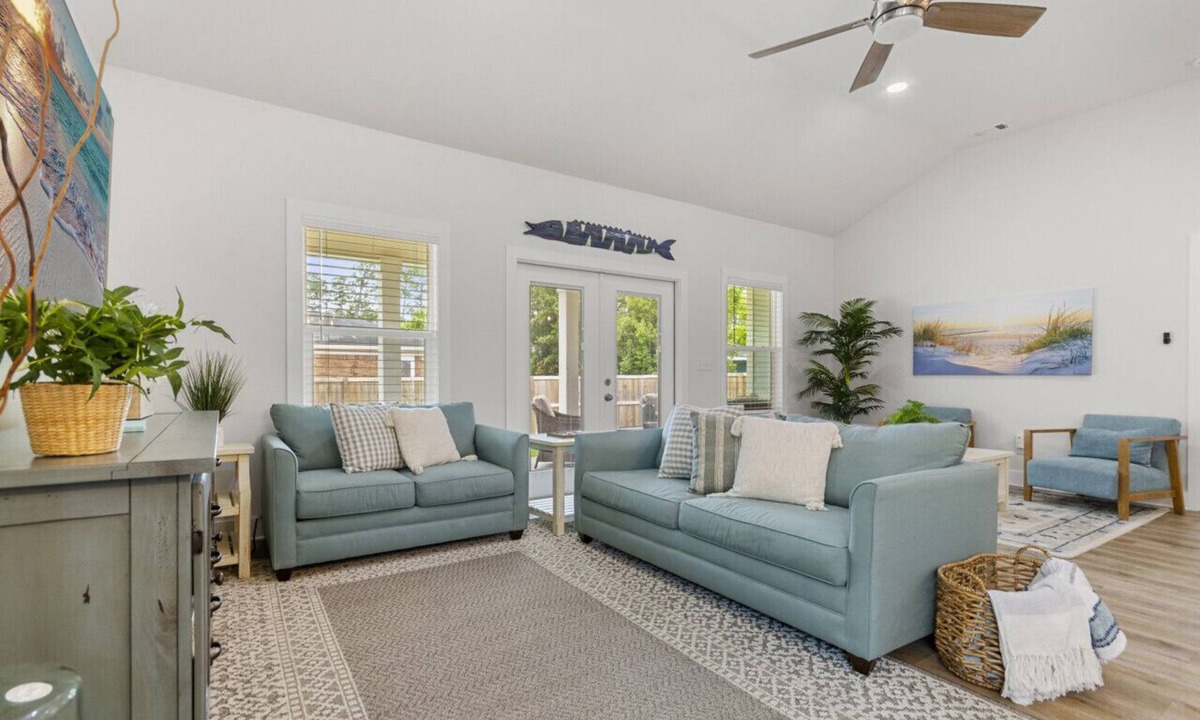 Oak Court Cottage | Blue Ono Cottage w Hot Tub, Fire Pit, 5 min to Beach, free parking