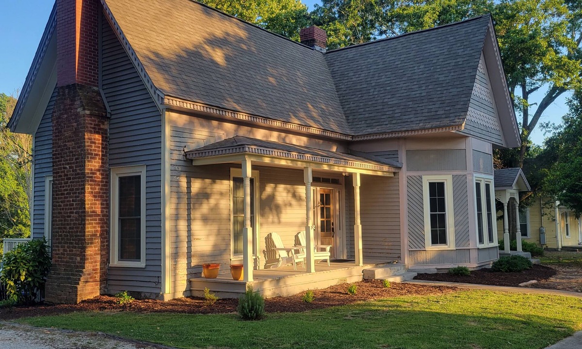 Hartwell House | Blue Rose Bungalow: Downtown vibe. No AC. 1896 charm. Gym. Kitchen. Parking