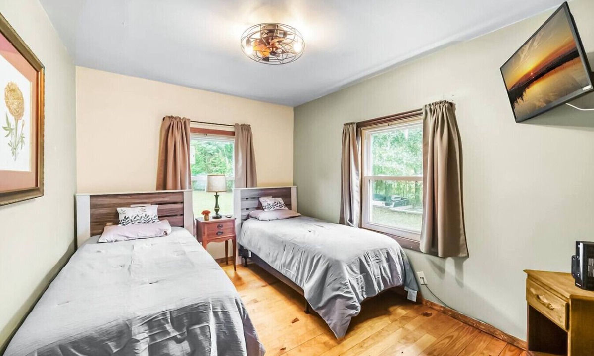 Northside House | ~Bluebird Bungalow Sleeps 8 Country Hideaway~