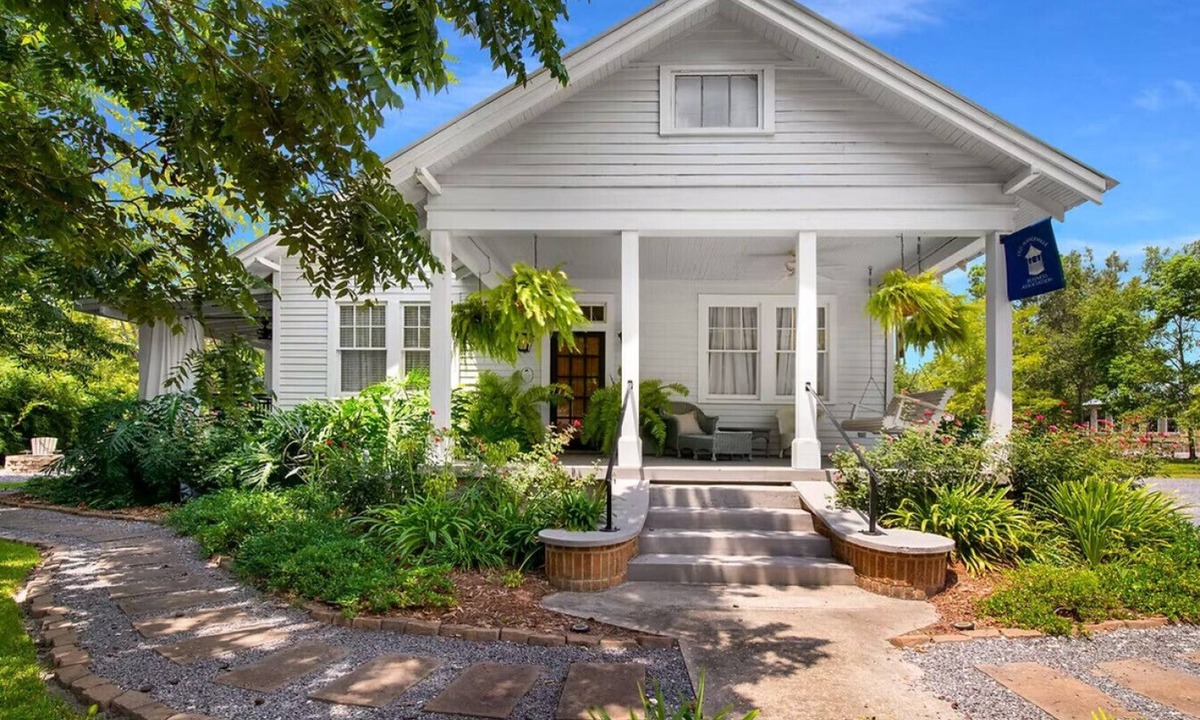Mandeville House | Book a Memory Presents the Pontchartrain Villa - Walk to the Lake