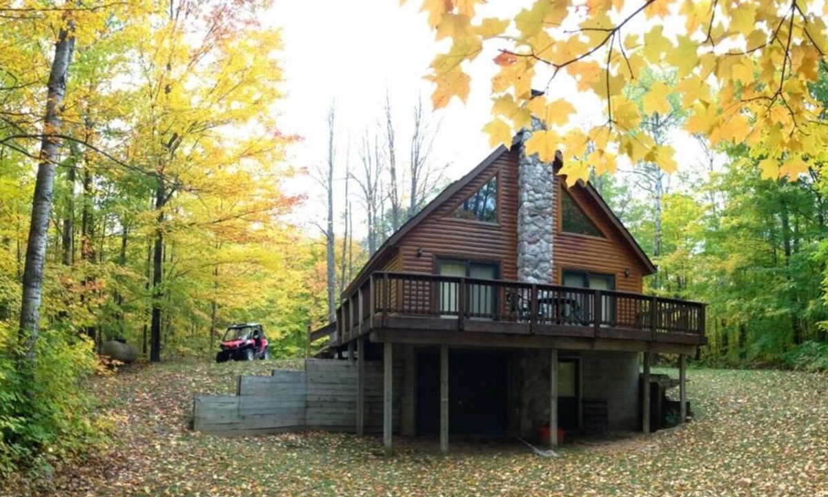 Elmira Ski Chalet | Book Your Summer & Fall Get-Away - Beautiful Scenic Cedar Chalet near Gaylord