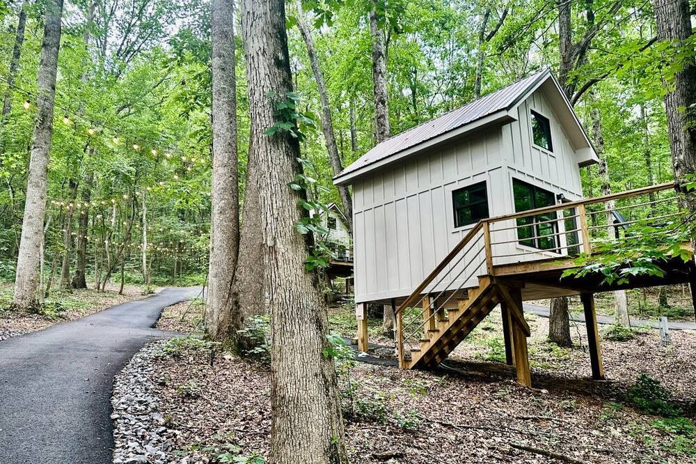 Groveoak Cabin | Breathtaking Treehouse with Barbecue and Hot-tub in Scottsboro, Alabama