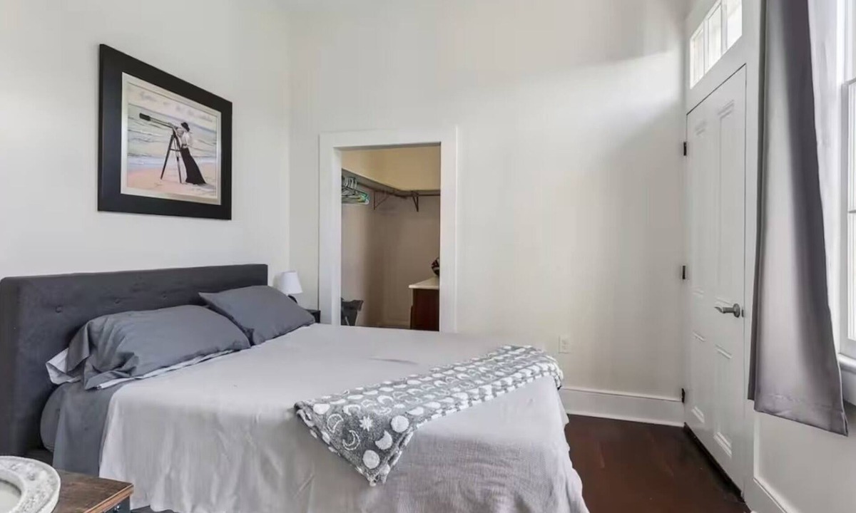 Faubourg Lafayette Apartment | Bright 2BR w/Balcony Near St. Charles - Blue House NOLA