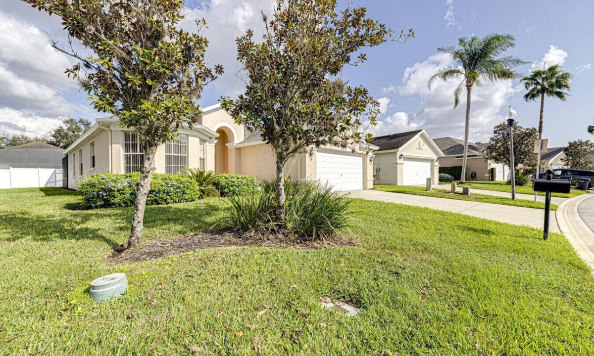 Davenport House | Bright and spacious private pool home near Disney