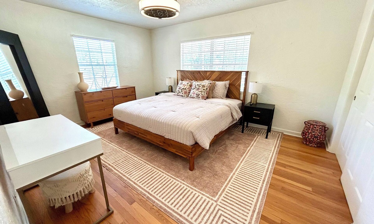 Sanford House | Bright & Cozy 3BR Retreat with Timeless Charm