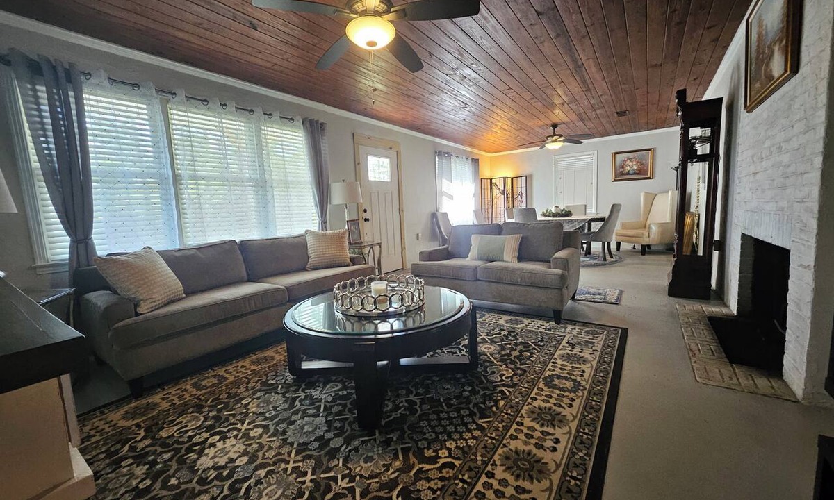 Lakeland House | Bright & Spacious Living – Modern Amenities in a Peaceful Lakeland Neighborhood