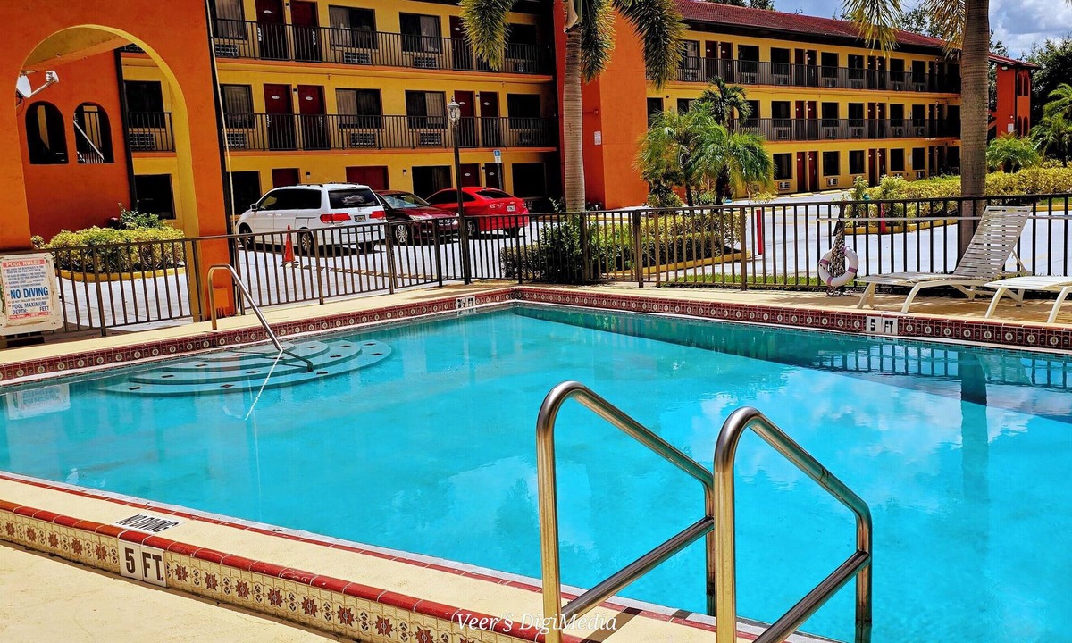West Colonial Hotel | Budget Inn - Orlando Downtown