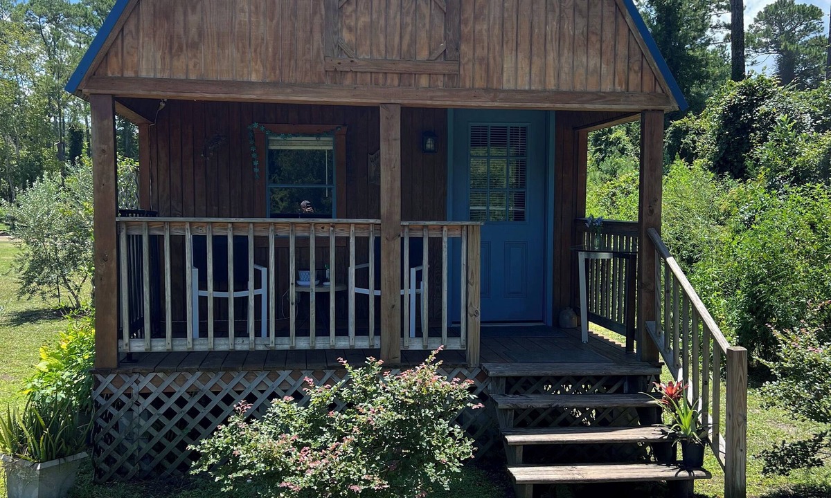 Satsuma Cabin | Cabin in Satsuma Immersed in nature on a pond at the edge of the woods