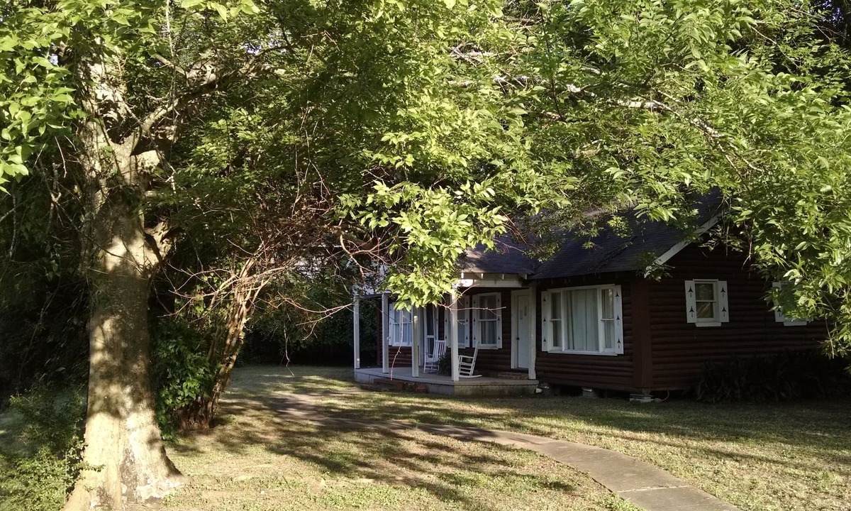 Natchitoches Cabin | 'Cabin In The City'. Walking Distance to Cane River & Front Street! Close to NSU