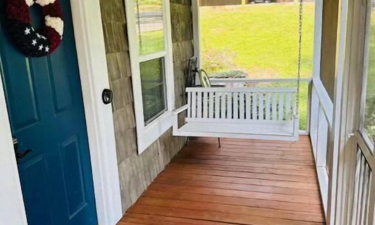 Townville House | Cabin Lake Hartwell near Clemson and Greenville