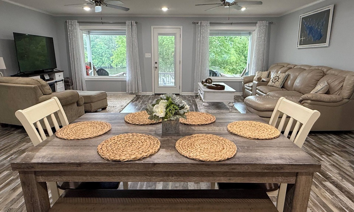 Chatham House | Caney Lake Anchors Away