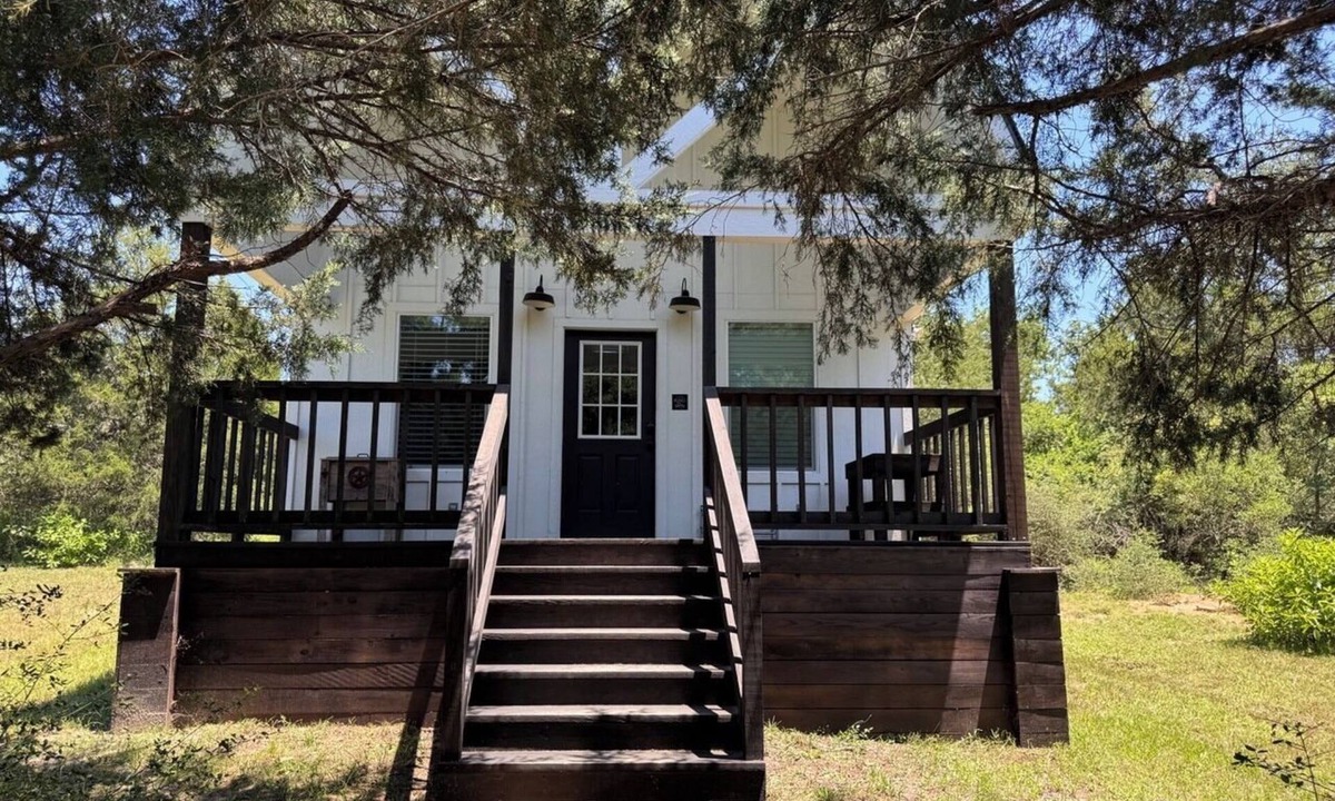Marquez Cabin | Cedar Oak Retreat: solar powered cabin on 20 acres