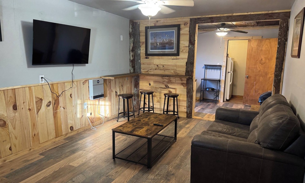 De Valls Bluff Cabin | Charming 1 bedroom cabin in De Valls Bluff, AR. Fully furnished cabin with WiFi