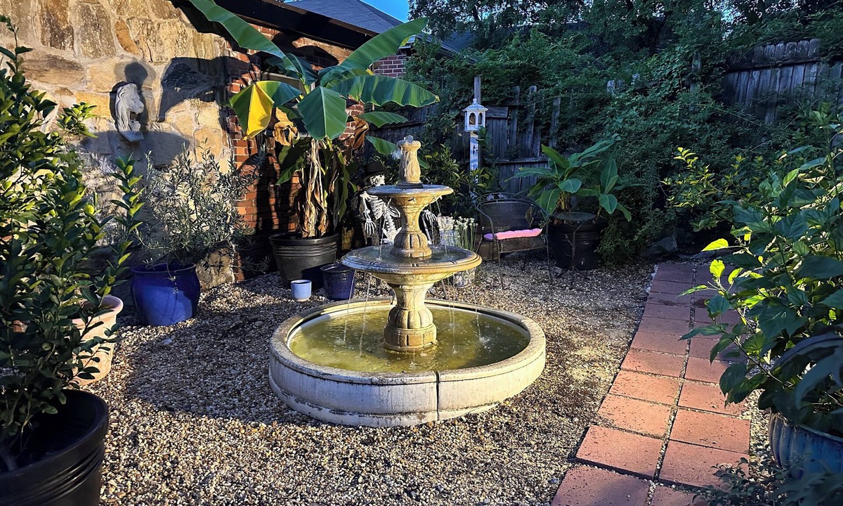 Columbus Cottage | Charming 1-bedroom cottage in Columbus overlooking a New Orleans style courtyard
