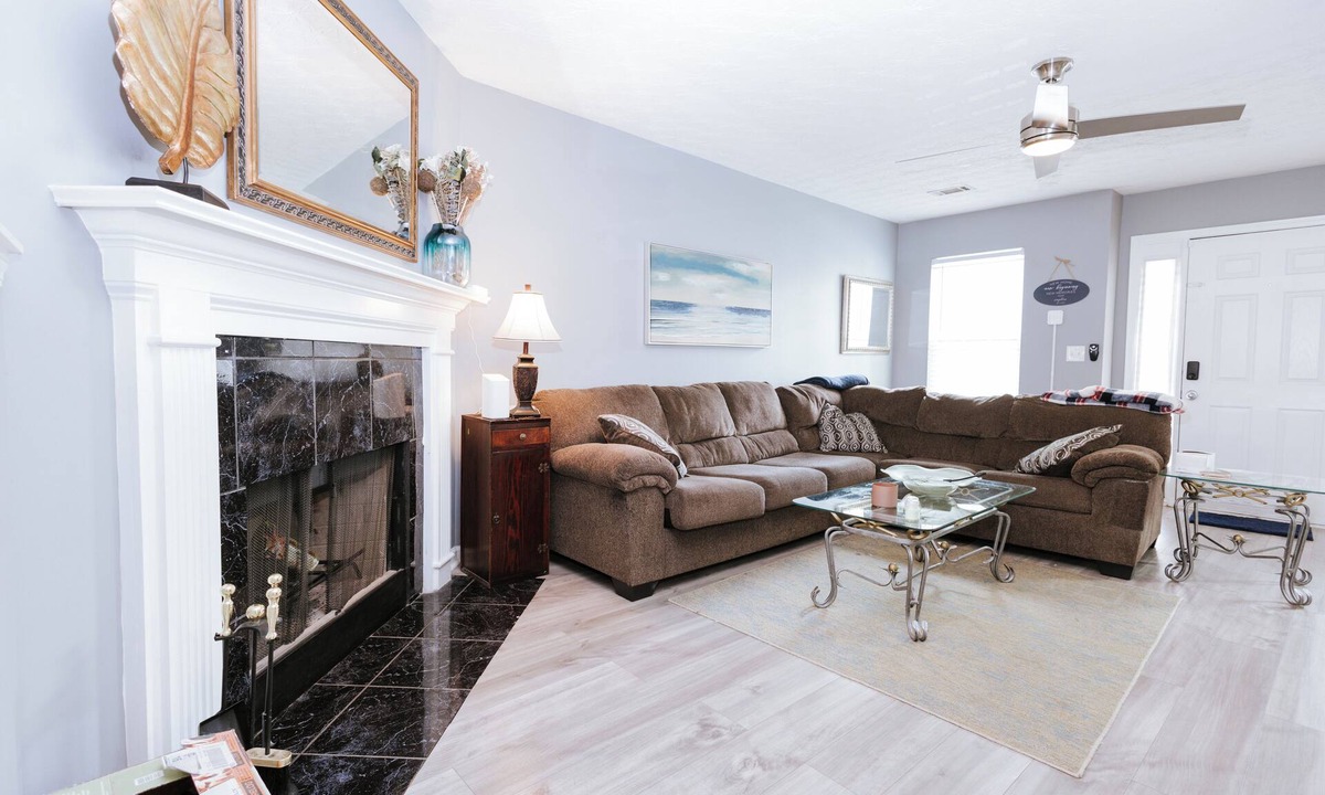 Decatur House | Charming 2-bedroom townhome in Decatur with AC, WiFi