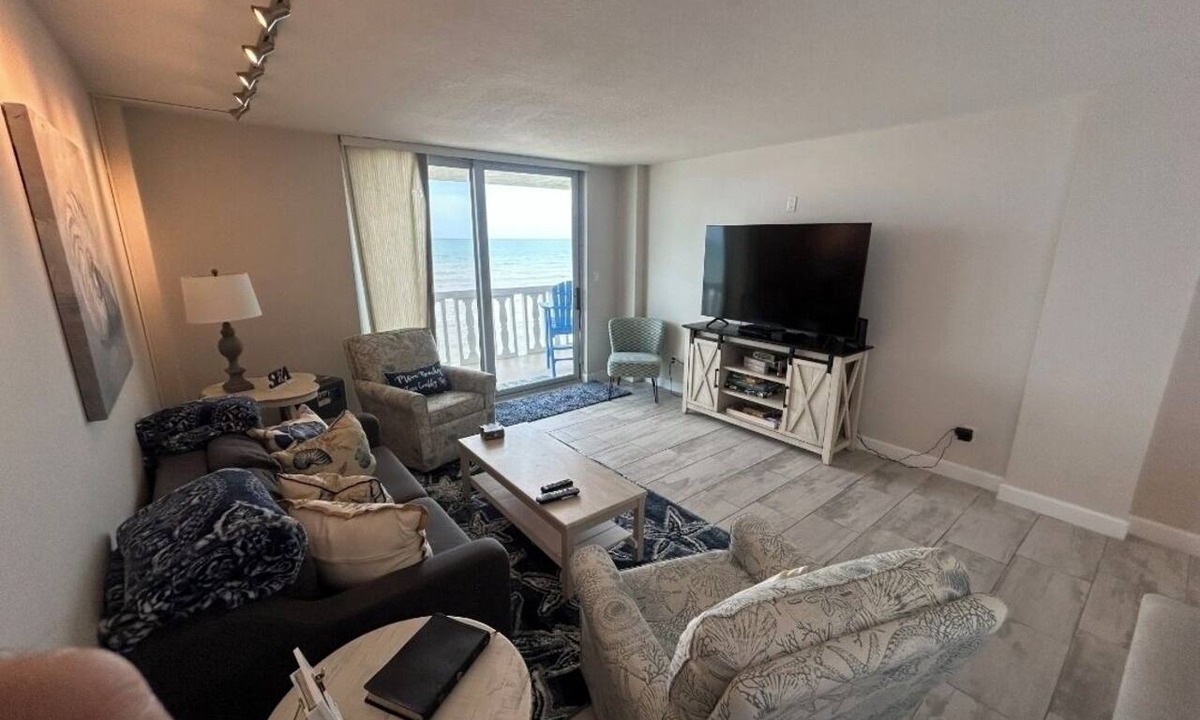 Roberta Heights Condo | Charming 2-bedroom condo in wonderful Ormond Beach with pool, WiFi, Smart TVs