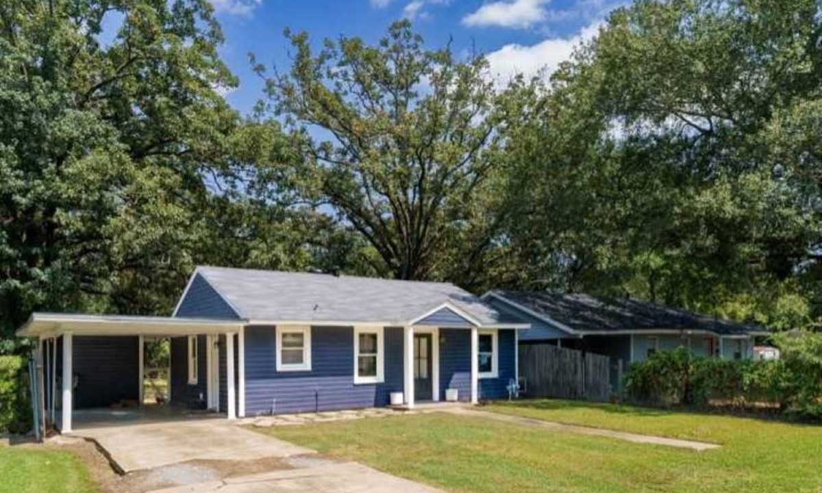West Monroe Cottage | Charming 2-bedroom cottage in nice West Monroe with WiFi, AC
