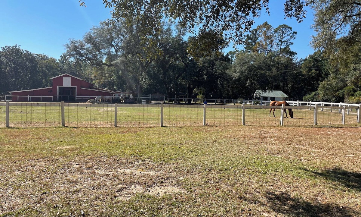 Baker Other | Charming 3-bedroom Farmhouse in Baker