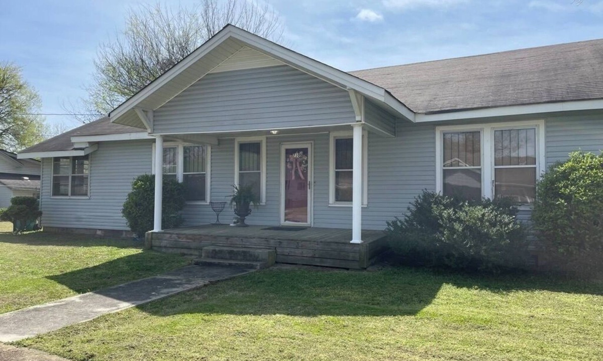 Sheffield House | Charming 3BR 2BA furnished pet-friendly house WiFi AC in downtown Sheffield AL