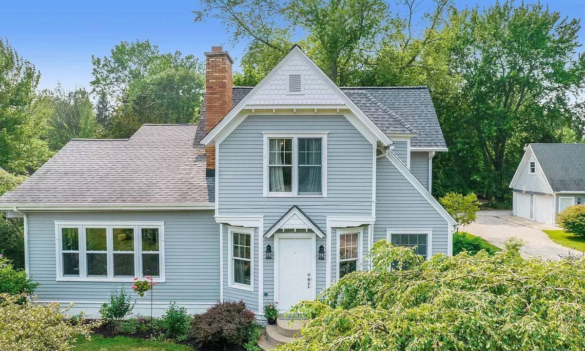 South Haven Cottage | Charming 4-bedroom cottage in South Haven - 2 miles from beach and downtown.