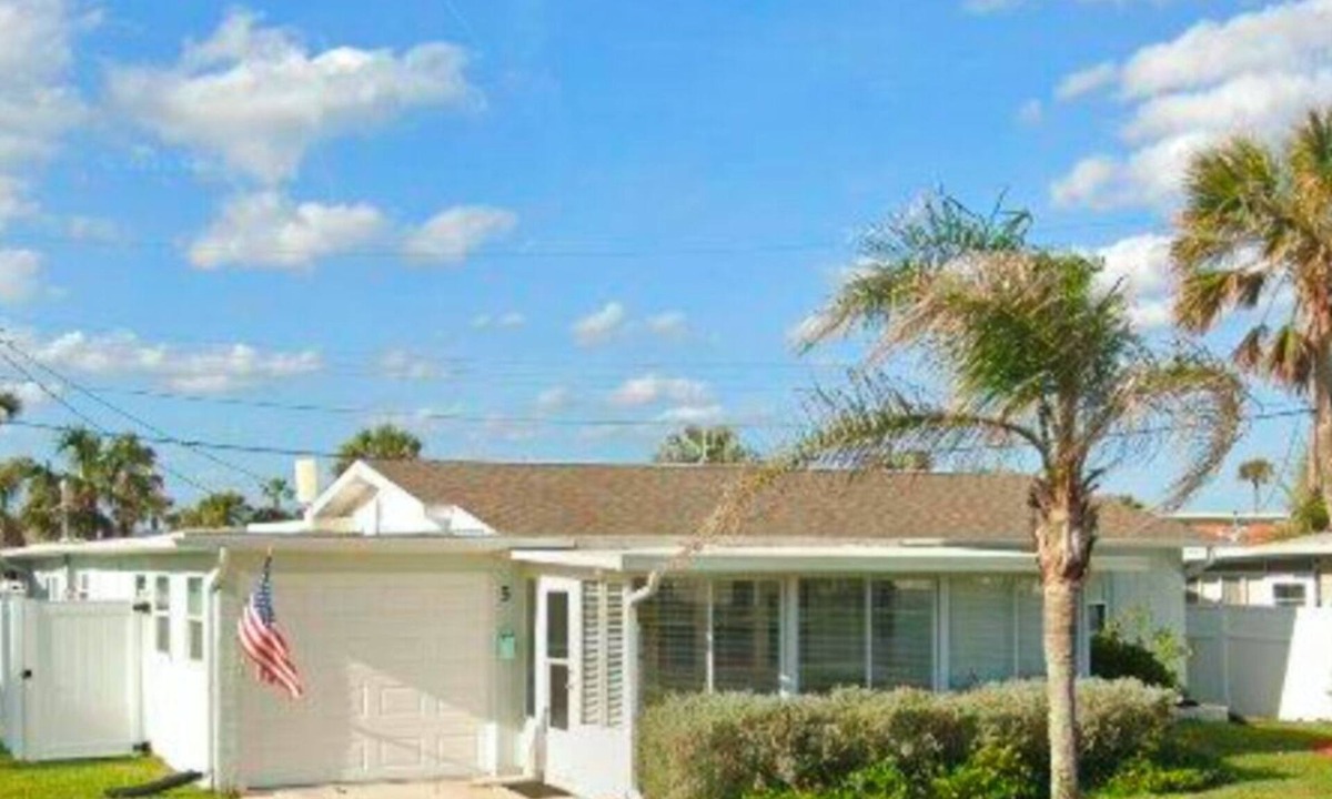 Roberta Heights In Oakdale Park House | Charming beach house in Ormond By The Sea. Third house from the beach. 2B/2B