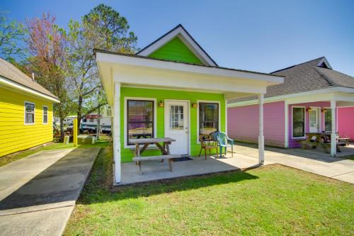 Biloxi Apartment | Charming Biloxi Studio w/Community Pool & Lake!