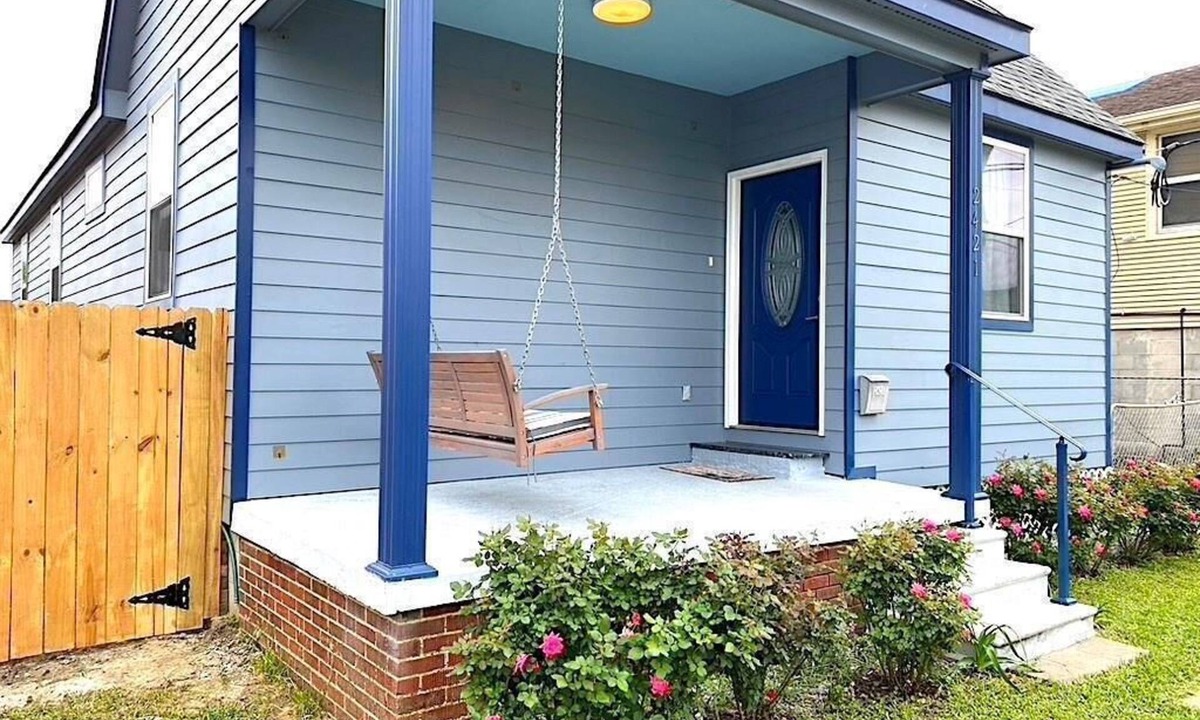 Florida Area House | Charming Blue Retreat with home gym, EV hookups, king bed, and more