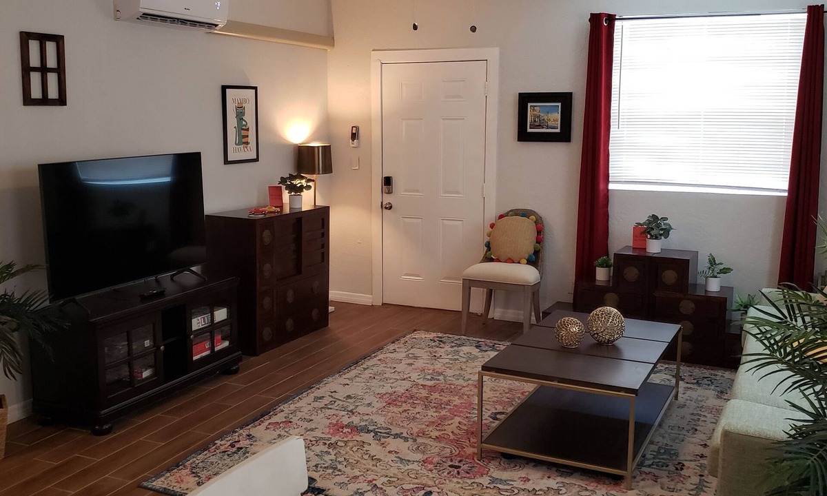 Sanford Apartment | Charming Caribbean 1-bedroom roomy Apartment in amazing Downtown Sanford