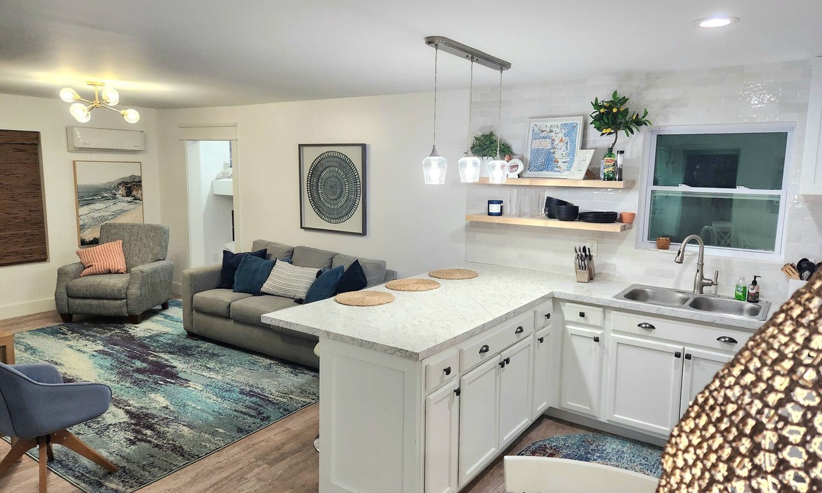 Niceville Apartment | Charming cottage in Niceville. Across from the Bay. Walk to a beach on the Bay.