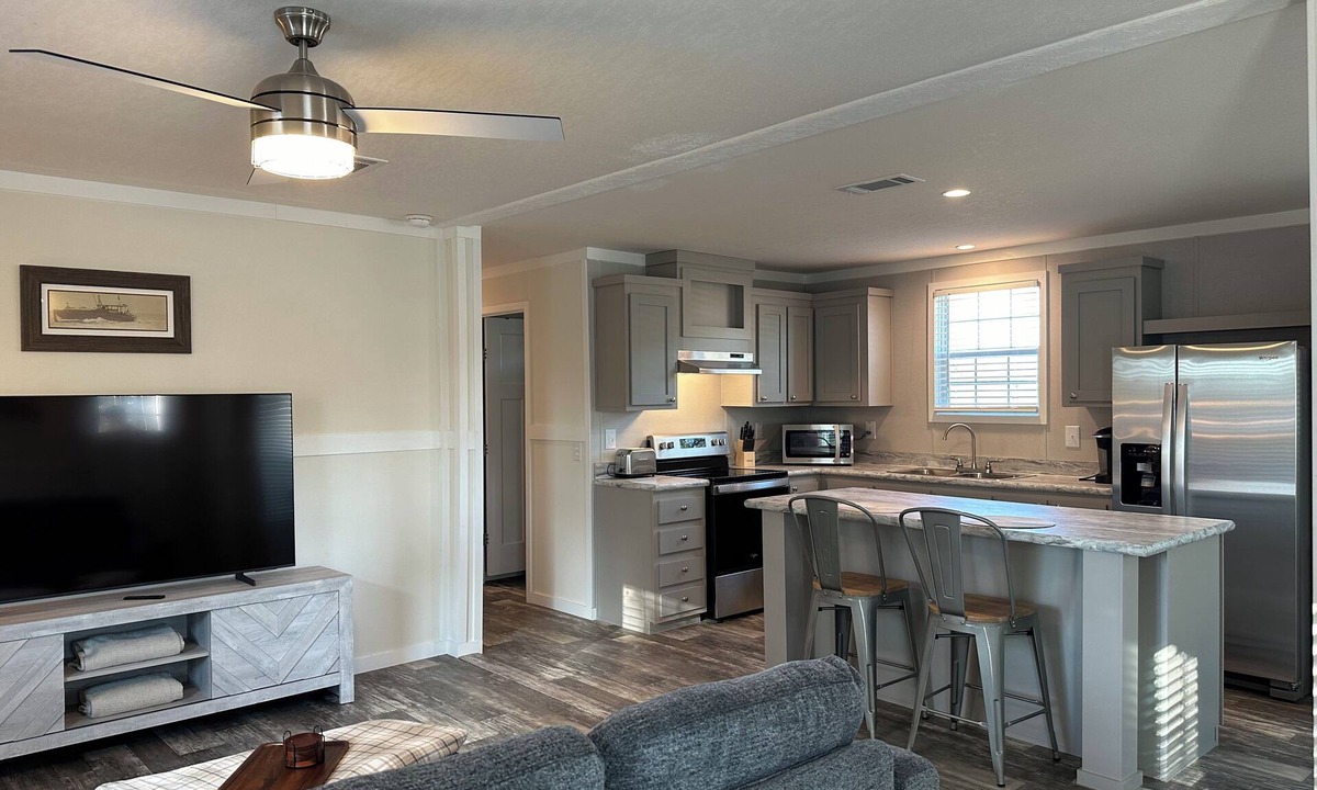Ocala House | Charming new 3-bedroom mobile home only 3 minutes from WEC.