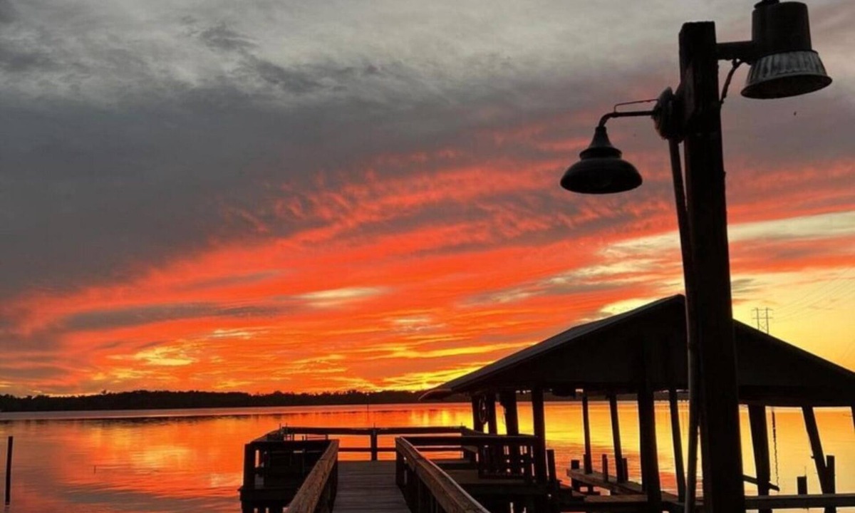 East Palatka House | Charming riverfront bungalow hot tub, boat dock fully stocked kitchen