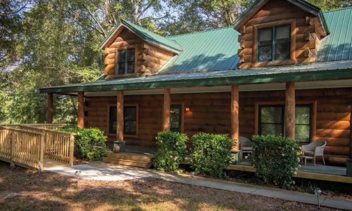 Dowling Park House | Charming rural 3 bedroom log cabin free parking