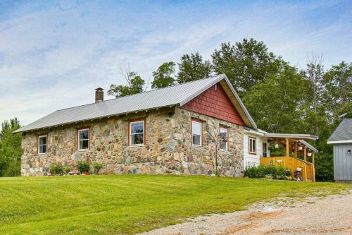 Marion House | Charming Stone Cottage in Marion w/Fire Pit!