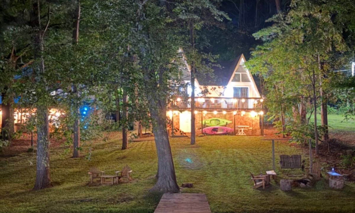 Fackler House | Charming waterfront lake house located on Lake Guntersville in Hollywood, AL