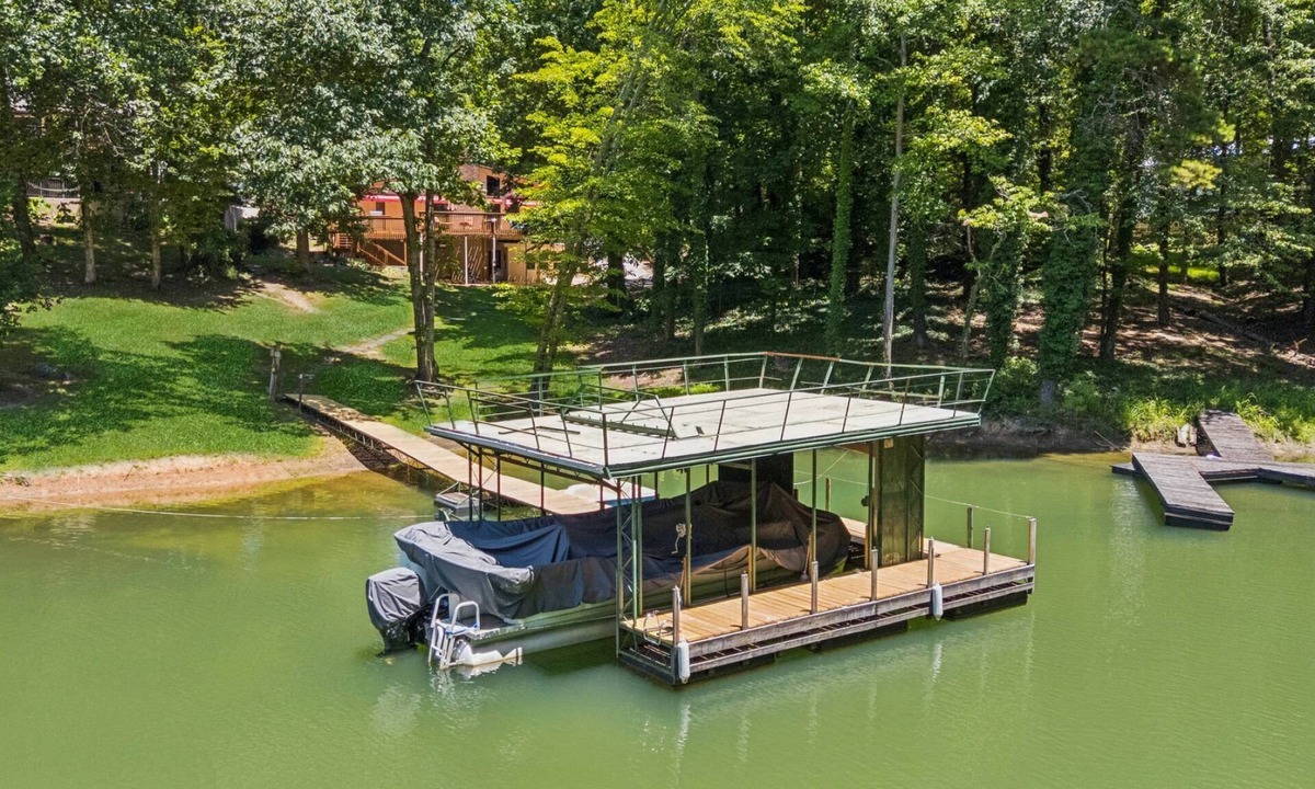 Buford House | Charming Weekend Escape | Private Dock | Lake Lanier | Waterfront | Grass-to-Water Dock Access!