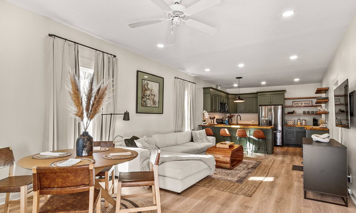 Northport House | Chateau Northport 2.5 Miles from UA