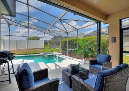 Haines City House | Chic 4BR,Heated Pool,Jacuzzi & Dining Oasis near Disney & Legoland