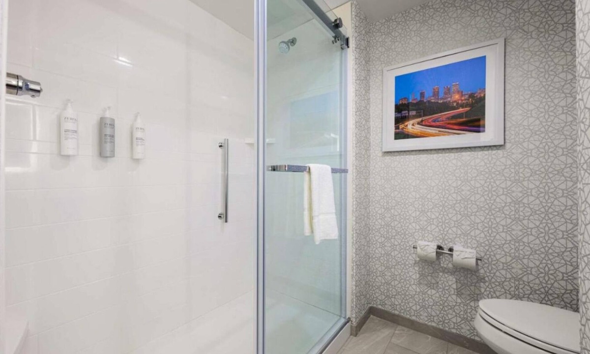 Bessemer Hotel | Chic hotel in fabulous Bessemer with fitness room, WiFi, AC, Pool