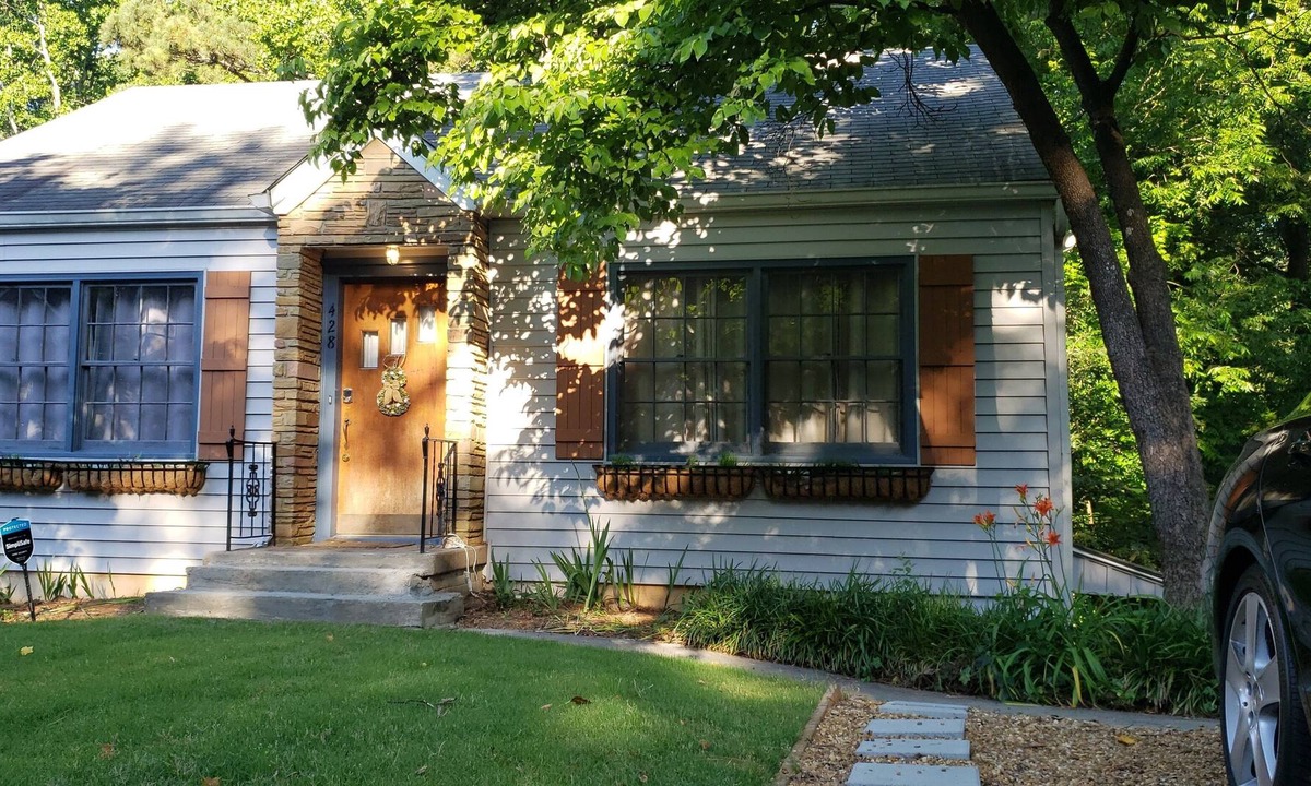 Decatur House | Chic Intown Duplex @ MARTA- Emory-CDC-Dekalb Medical