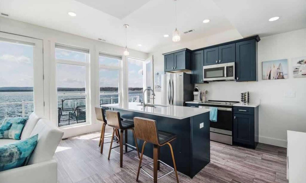 Oden House | Chic Lakefront Getaway W/Hot tub + Kayaks!