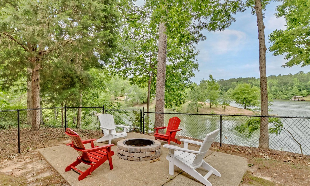 Northport House | Chic Lakeside Hideaway - Luxury Family Retreat