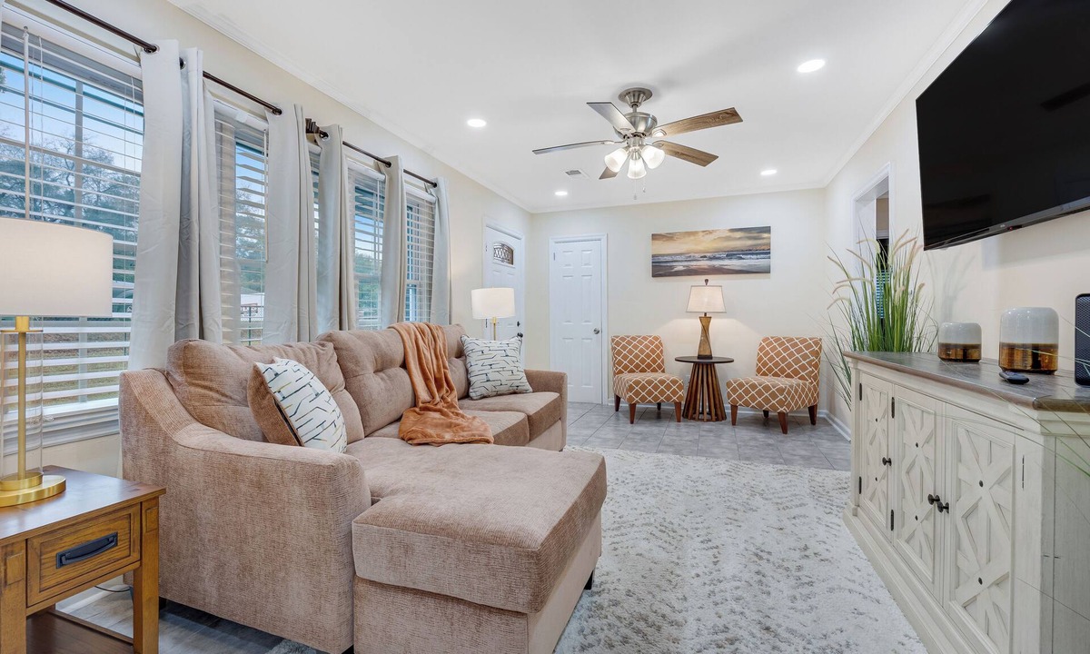 Columbus House | Classic Comfort Home- Near Ft Benning Large Deck Sleeps 10