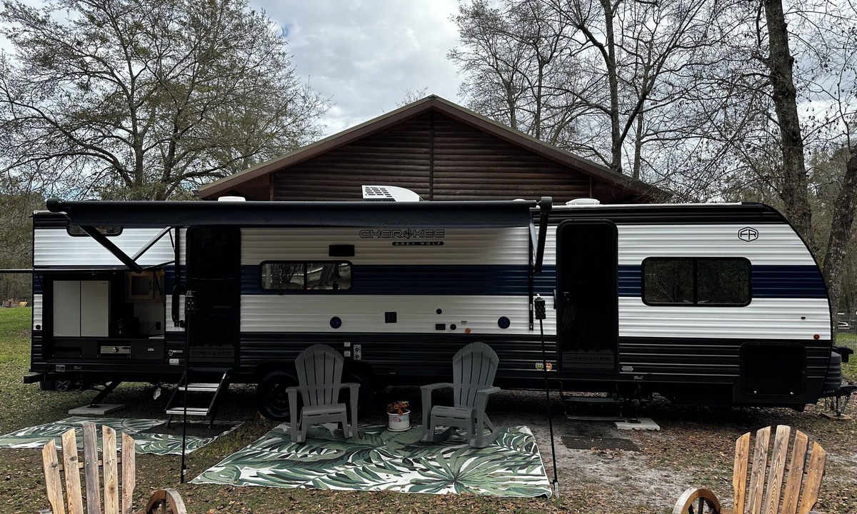 Middleburg House | Clean 36’ 8” Travel Trailer on a small 5 acre farm. Bring the kids, room for 9!