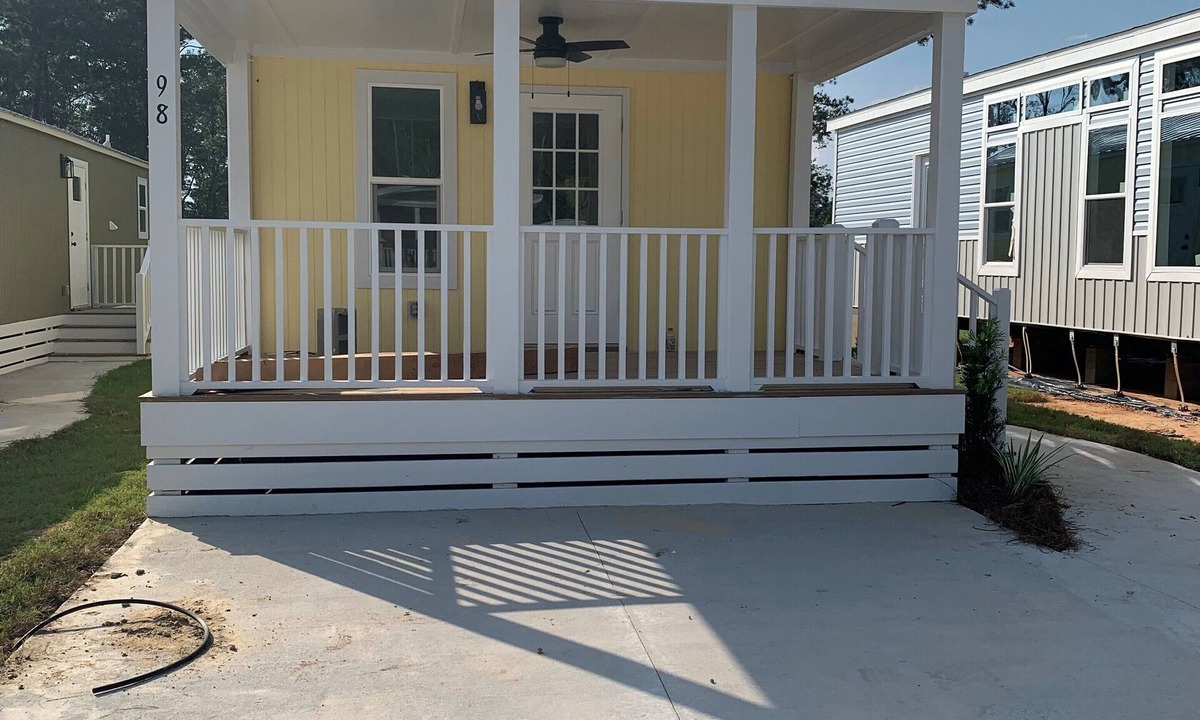 Freeport Cottage | Close to beaches, minutes away from 30A 10J Deluxe Cottage