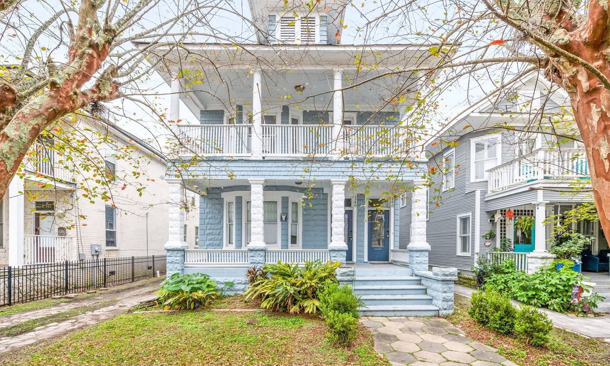 Springfield House | Close to Everbank Stadium- Historic Duplex - Mini-Golf - Large Groups
